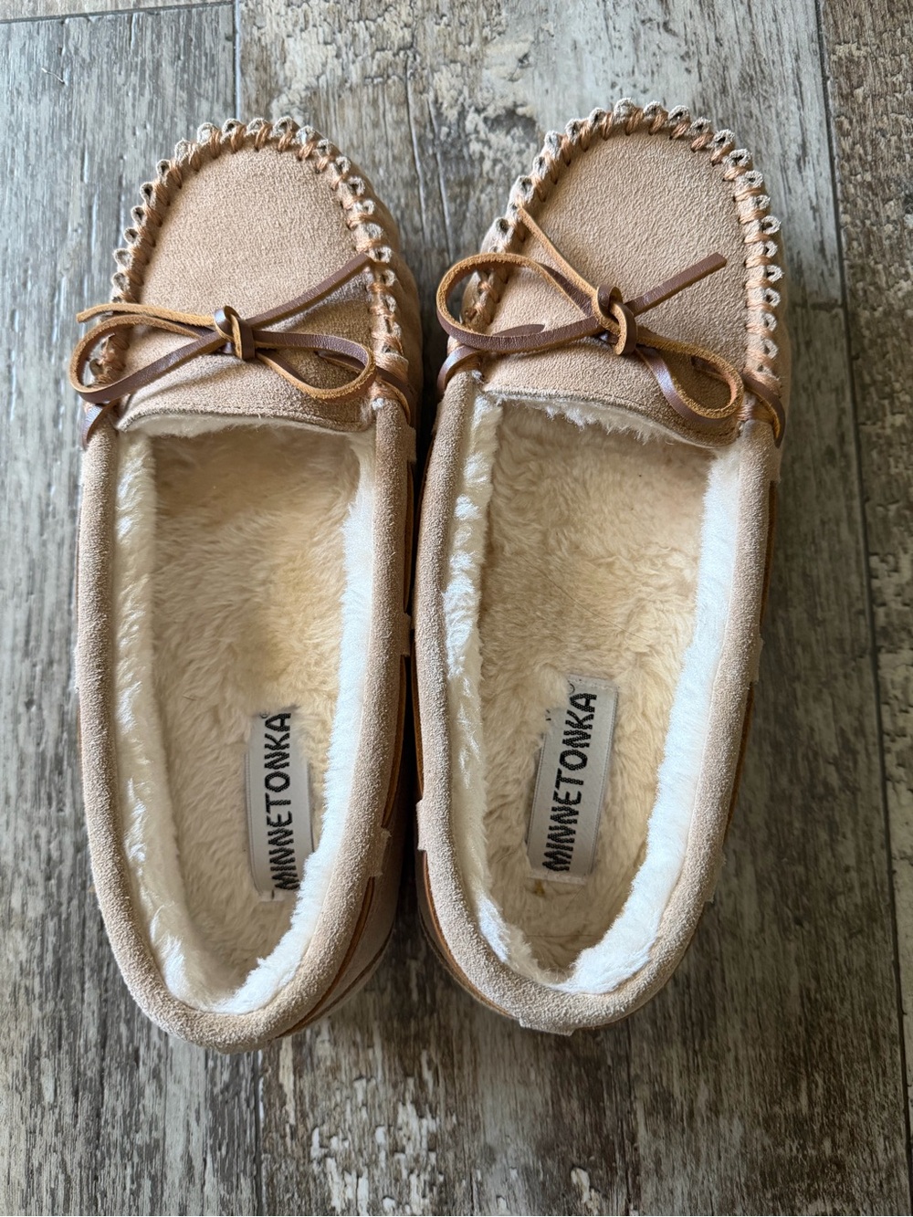 Minnetonka Women's Tan Suede Moccasin Slippers with Bow
